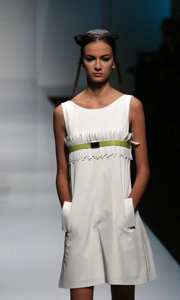 Modelka nosit oblečení, které navrhl design marina v pořadu "fashion.hr" — Stock fotografie