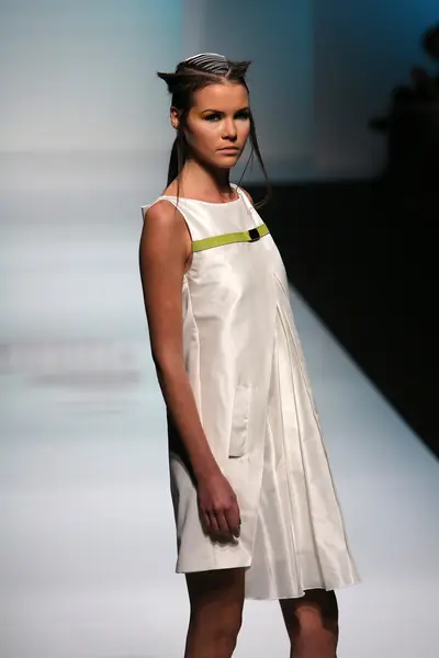 Modelo de moda vestindo roupas desenhadas por Marina Design no show 'Fashion.hr' — Fotografia de Stock