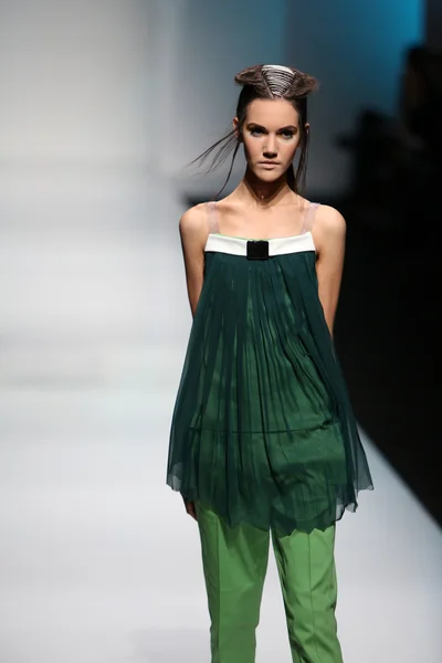 โมเดลแฟชั่นสวมเสื้อผ้าที่ออกแบบโดย Marina Design ในรายการ 'Fashion.hr' — ภาพถ่ายสต็อก
