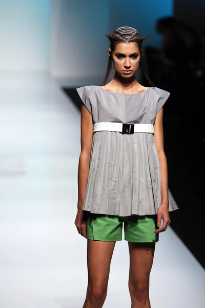 Mode mannequin portant des vêtements conçus par Marina Design sur le salon 'Fashion.hr' — Photo