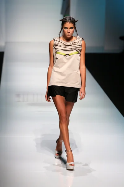 Modelo de moda vestindo roupas desenhadas por Marina Design no show 'Fashion.hr' — Fotografia de Stock