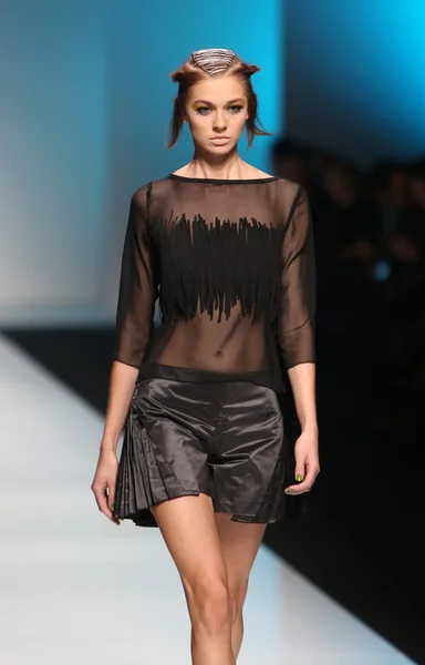 Modelo de moda con ropa diseñada por Marina Design en el espectáculo 'Fashion.hr' —  Fotos de Stock