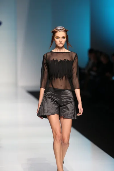 Modell bär kläder designade av marina design på showen "fashion.hr" — Stockfoto