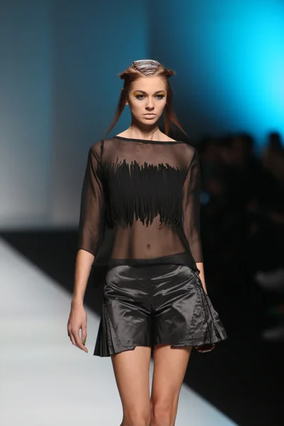 Modelka noszenie ubrania zaprojektowane przez design marina w serialu "fashion.hr" — Zdjęcie stockowe