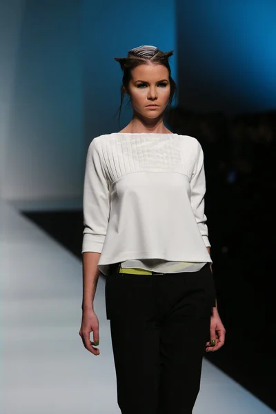 'fashion.hr' ショーでマリーナ デザインによって設計された服を着てファッション モデル — ストック写真