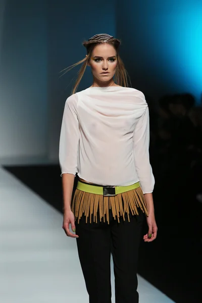 Modelo de moda vestindo roupas desenhadas por Marina Design no show 'Fashion.hr' — Fotografia de Stock