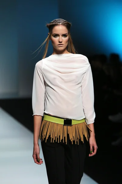 Modelo de moda vestindo roupas desenhadas por Marina Design no show 'Fashion.hr' — Fotografia de Stock