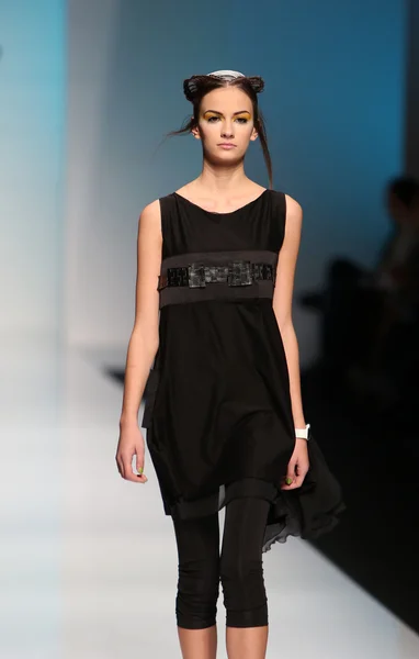 Fashion model wearing clothes designed by Marina Design on the 'Fashion.hr' show — Stock Photo, Image