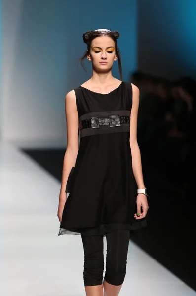 Moda indossando abiti disegnati da Marina Design alla mostra 'Fashion.hr' — Foto Stock