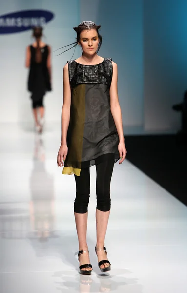 Divat-model ruháit tervezte a "fashion.hr" show marina design — Stock Fotó