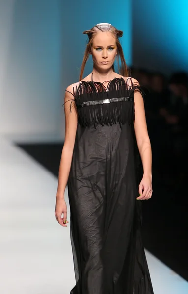 Modelo de moda con ropa diseñada por Marina Design en el espectáculo 'Fashion.hr' —  Fotos de Stock