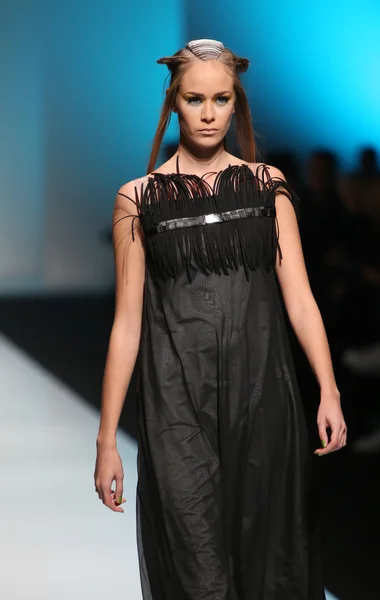 Moda indossando abiti disegnati da Marina Design alla mostra 'Fashion.hr' — Foto Stock