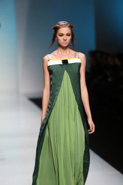 marina tasarımı 'fashion.hr' show tarafından tasarlanan kıyafetleri moda model