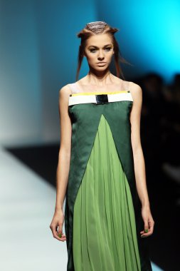 marina tasarımı 'fashion.hr' show tarafından tasarlanan kıyafetleri moda model