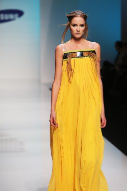 marina tasarımı 'fashion.hr' show tarafından tasarlanan kıyafetleri moda model