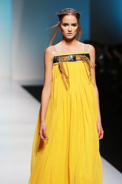 marina tasarımı 'fashion.hr' show tarafından tasarlanan kıyafetleri moda model