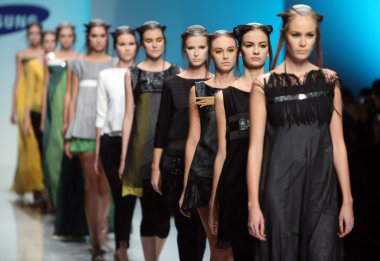 marina tasarımı 'fashion.hr' show tarafından tasarlanan kıyafetleri moda model