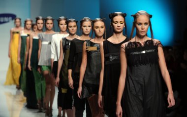 marina tasarımı 'fashion.hr' show tarafından tasarlanan kıyafetleri moda model