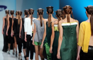marina tasarımı 'fashion.hr' show tarafından tasarlanan kıyafetleri moda model
