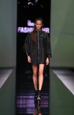 Moda Moda 'da Ana Maria Ricov' un tasarladığı kıyafetleri giyen manken.