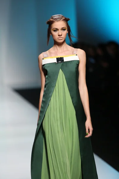 Modelo de moda con ropa diseñada por Marina Design en el espectáculo 'Fashion.hr' — Foto de Stock