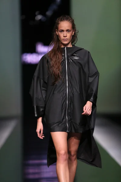 Модель в одежде от Аны Марии Риков на сайте 'Fashion.hr' — стоковое фото