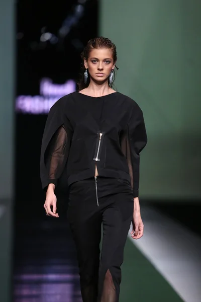 Motemodell med klær designet av Ana Maria Ricov på 'Fashion.hrm' – stockfoto