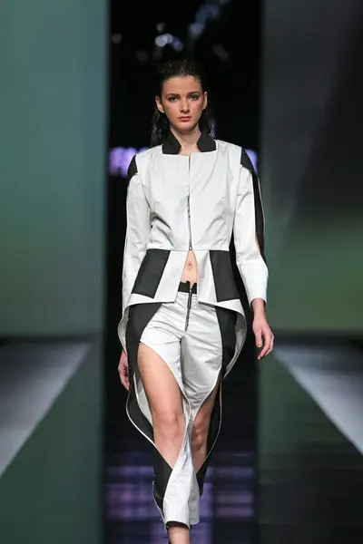Módní modelka v šatech navržených Anou Marií Ricovovou na "Fashion.hr" — Stock fotografie