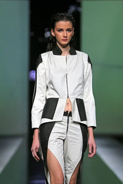 Modelo de moda con ropa diseñada por Ana Maria Ricov en la 'Fashion.hr.' — Foto de Stock