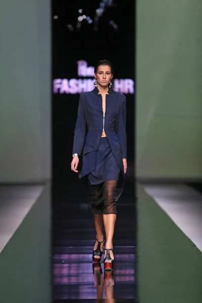 穿着Ana Maria Ricov在"Fashion.hr'杂志上设计的服装的时装模特 — 图库照片