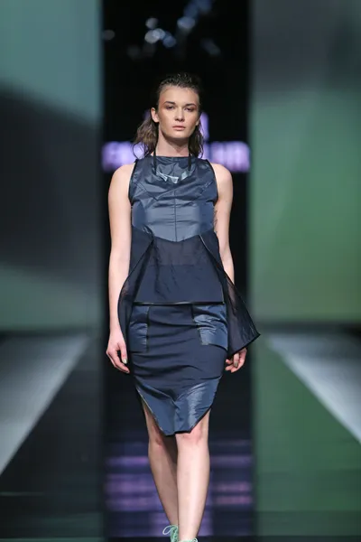 Módní modelka v šatech navržených Anou Marií Ricovovou na "Fashion.hr" — Stock fotografie