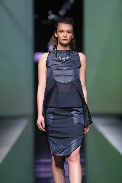 Modelo de moda con ropa diseñada por Ana Maria Ricov en la 'Fashion.hr.' —  Fotos de Stock