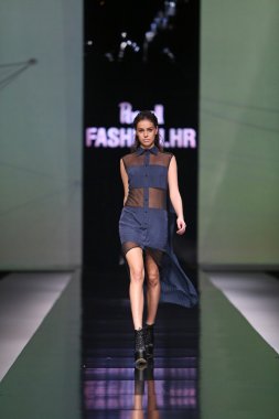 Moda Moda 'da Ana Maria Ricov' un tasarladığı kıyafetleri giyen manken.