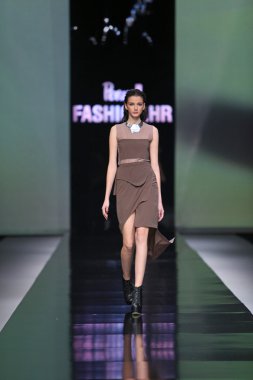 Moda Moda 'da Ana Maria Ricov' un tasarladığı kıyafetleri giyen manken.