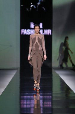 Moda Moda 'da Ana Maria Ricov' un tasarladığı kıyafetleri giyen manken.