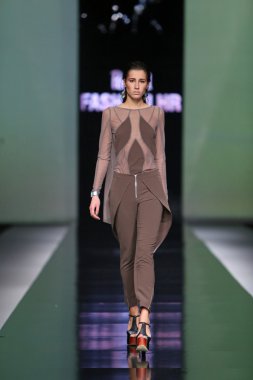 Moda Moda 'da Ana Maria Ricov' un tasarladığı kıyafetleri giyen manken.