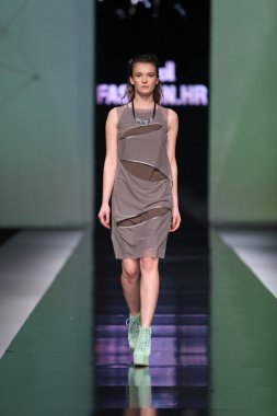 Moda Moda 'da Ana Maria Ricov' un tasarladığı kıyafetleri giyen manken.