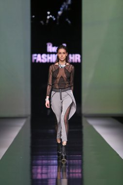Moda Moda 'da Ana Maria Ricov' un tasarladığı kıyafetleri giyen manken.