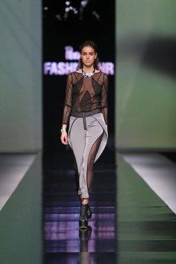 Moda Moda 'da Ana Maria Ricov' un tasarladığı kıyafetleri giyen manken.