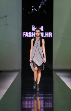 Moda Moda 'da Ana Maria Ricov' un tasarladığı kıyafetleri giyen manken.