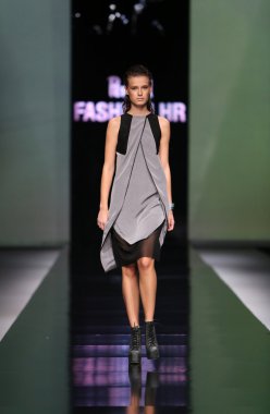 Moda Moda 'da Ana Maria Ricov' un tasarladığı kıyafetleri giyen manken.
