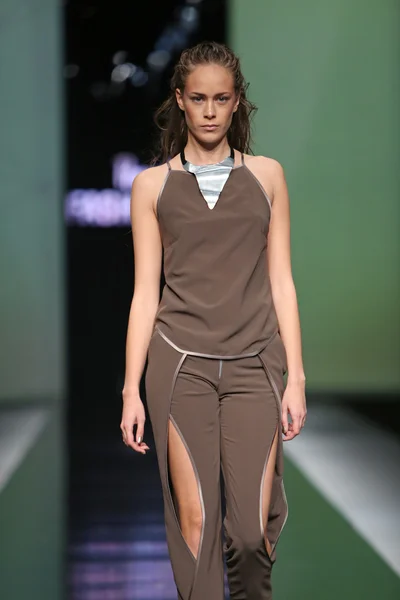 アナ・マリア・リコーフのデザインの服を着たファッションモデル。 — ストック写真