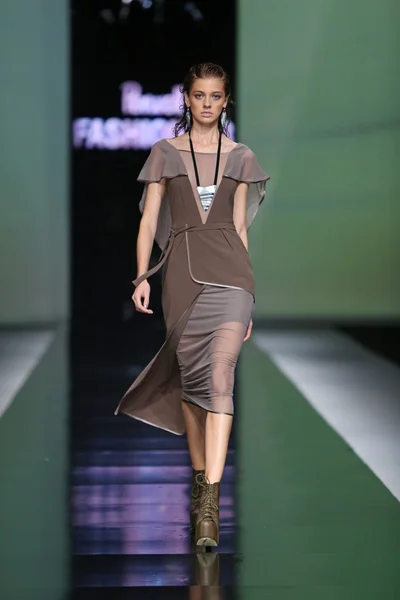 Divatmodell Ana Maria Ricov által tervezett ruhákat visel a "Fashion.hr" -n. — Stock Fotó
