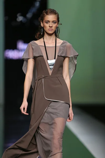 Modemodel met kleding ontworpen door Ana Maria Ricov op de 'Fashion.hr' — Stockfoto
