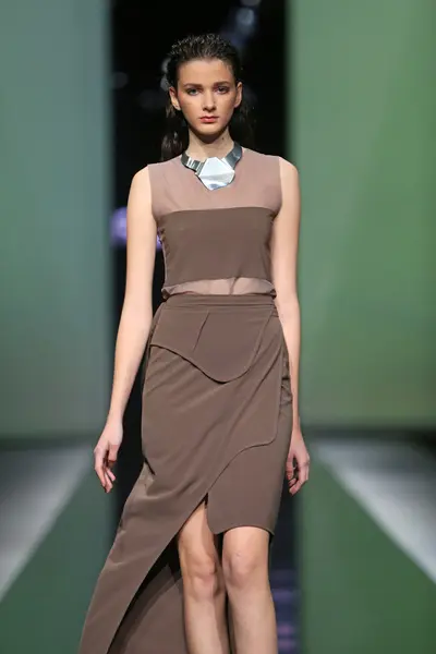 Das Model trägt Kleidung, die von Ana Maria Ricov auf der 'Fashion.hr' entworfen wurde. — Stockfoto