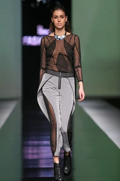 Mode modell bär kläder designad av Ana Maria Ricov på "Fashion.hrs" — Stockfoto