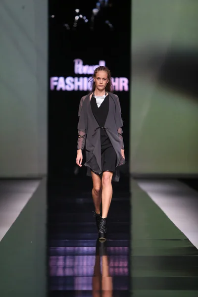 Modelka ubrana w ubrania zaprojektowane przez Anę Marię Ricov na 'Fashion.hr'. — Zdjęcie stockowe