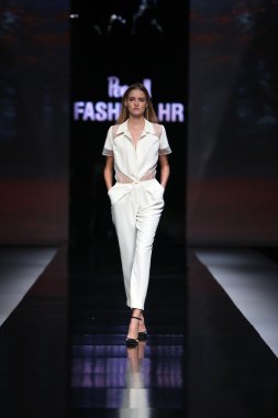 aleksandar zarevac 'fashion.hr' show tarafından tasarlanan kıyafetleri moda model