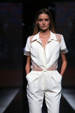 aleksandar zarevac 'fashion.hr' show tarafından tasarlanan kıyafetleri moda model