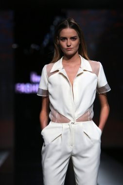 aleksandar zarevac 'fashion.hr' show tarafından tasarlanan kıyafetleri moda model